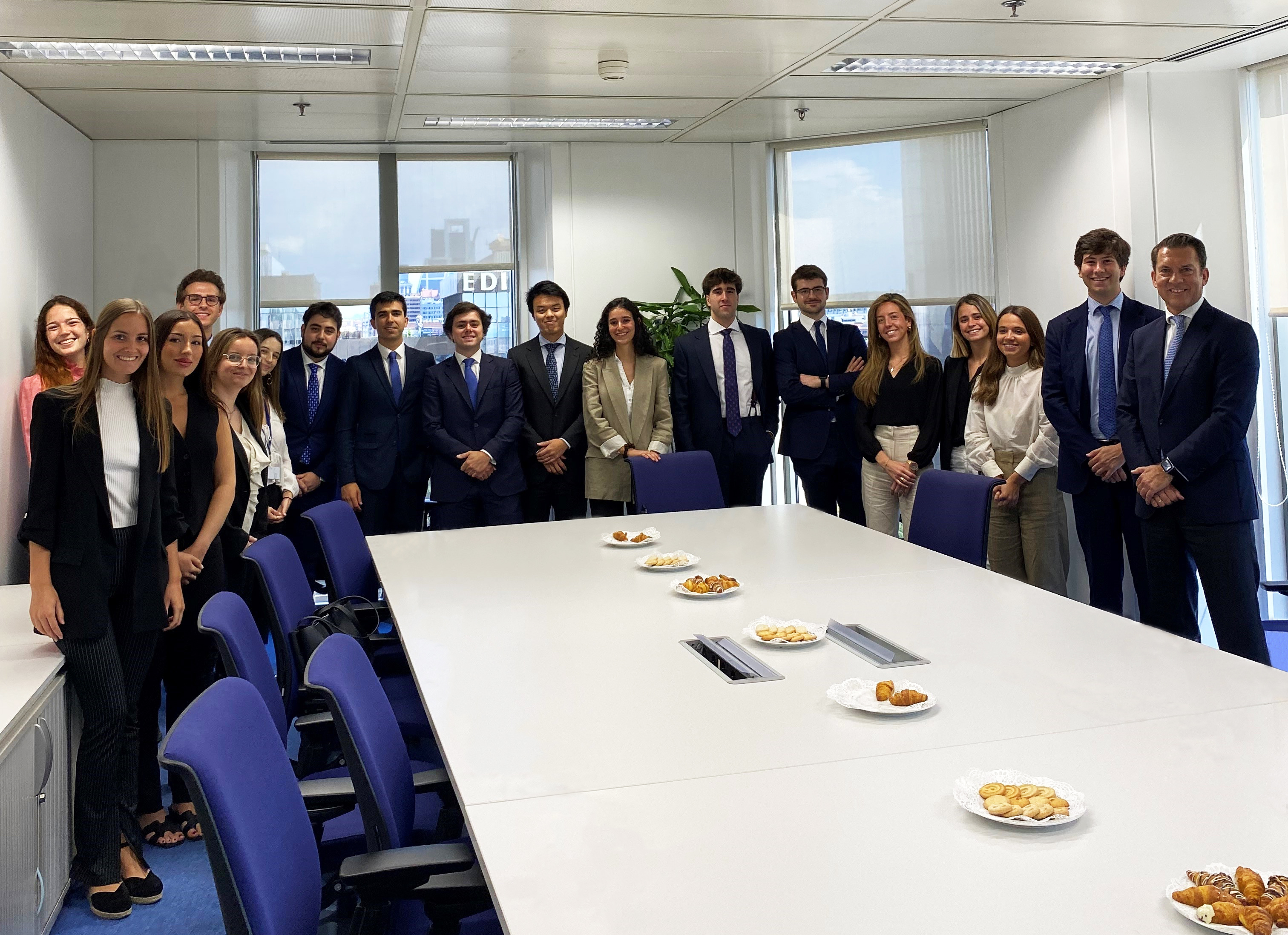 Bienvenida a la promoción del FY25 de las oficinas de España