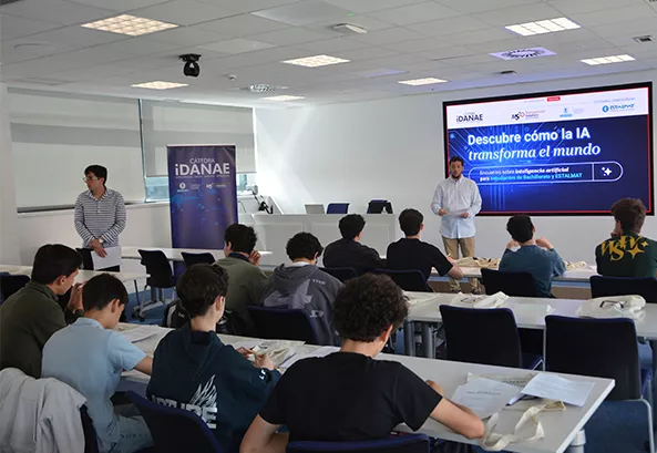 Meeting on AI for high school students and ESTALMAT at the Management Solutions office