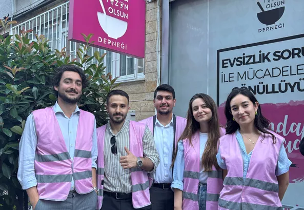 Volunteering with Çorbada Tuzun Olsun Association in Istanbul